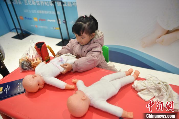 おむつの交換スピード世界一！？　四川省成都で8種類(lèi)のギネスに挑戦