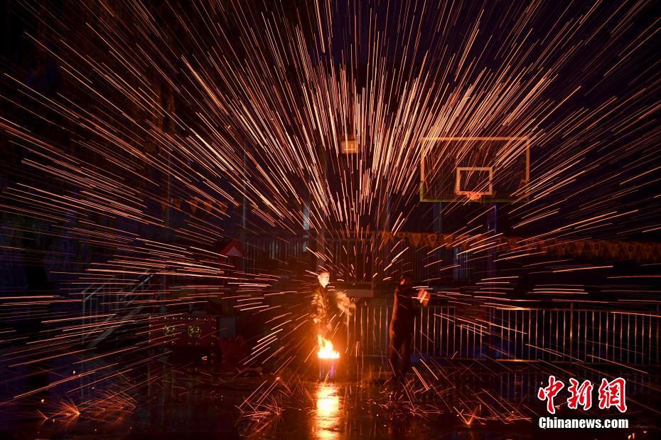 夜の闇に煌めく火花！無形文化遺産「打鉄花」　湖南省長沙市