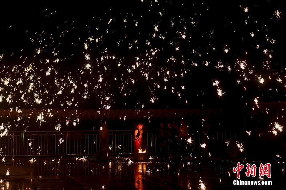 落下してくる「鉄の花」（12月24日撮影?楊華峰）。