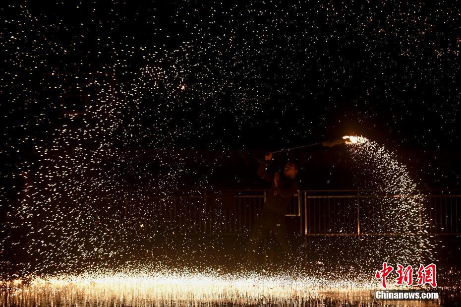 夜の闇に煌めく火花！無形文化遺産「打鉄花」　湖南省長沙市