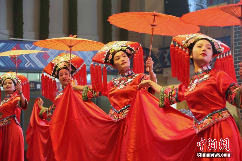 広西チワン族自治區(qū)靖西市で民族衣裝?民俗パフォーマンスを披露するイベント