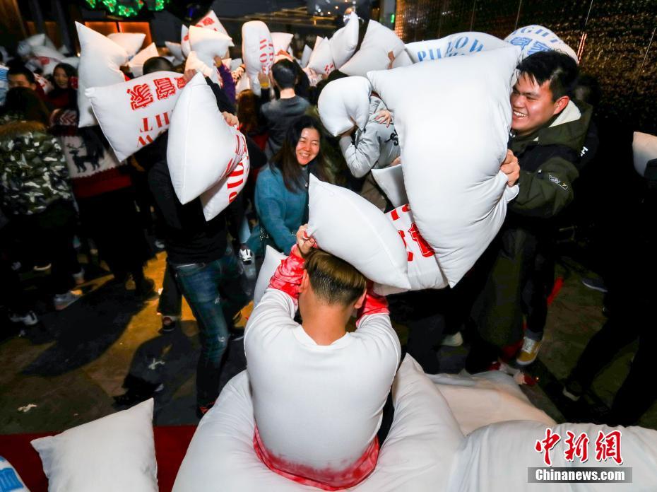 枕でバトル！武漢で「ピローファイト」イベント開催　湖北省