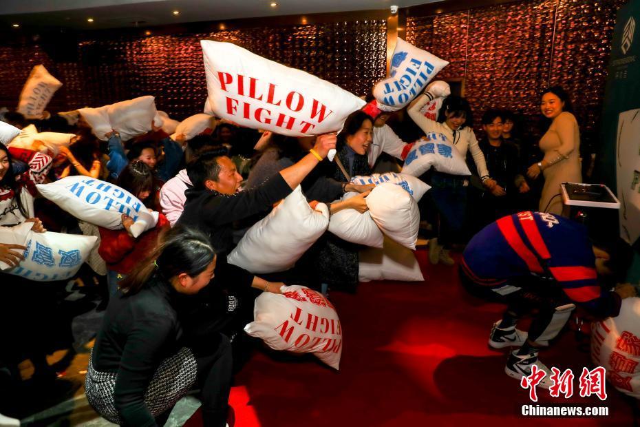 枕でバトル！武漢で「ピローファイト」イベント開催　湖北省
