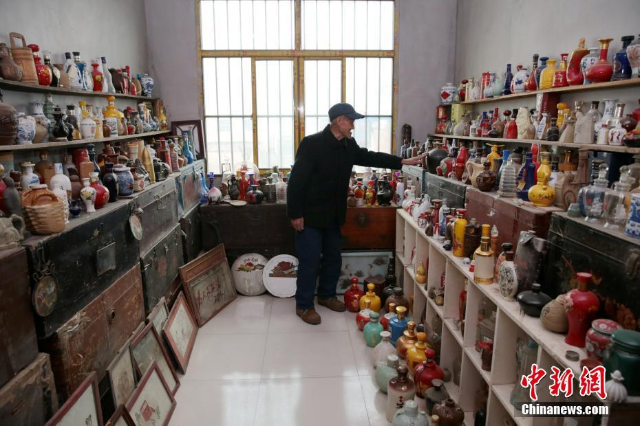 12月25日、コレクションを紹介する劉本善さん（撮影?張遠）。