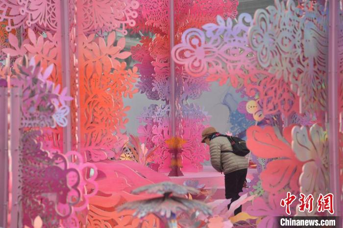 まるで「剪紙の森」、成都市內(nèi)に大型インスタレーション現(xiàn)る　四川省