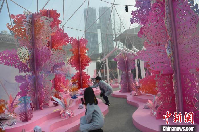 まるで「剪紙の森」、成都市內(nèi)に大型インスタレーション現(xiàn)る　四川省