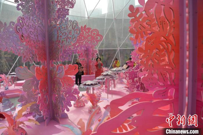 まるで「剪紙の森」、成都市內(nèi)に大型インスタレーション現(xiàn)る　四川省