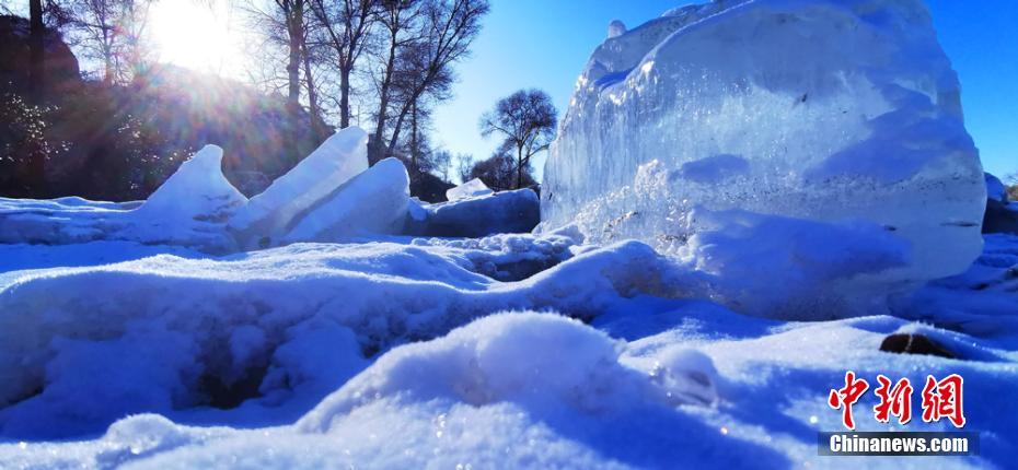 甘粛?粛南で滝が凍る奇観　キラキラと夢幻の境地