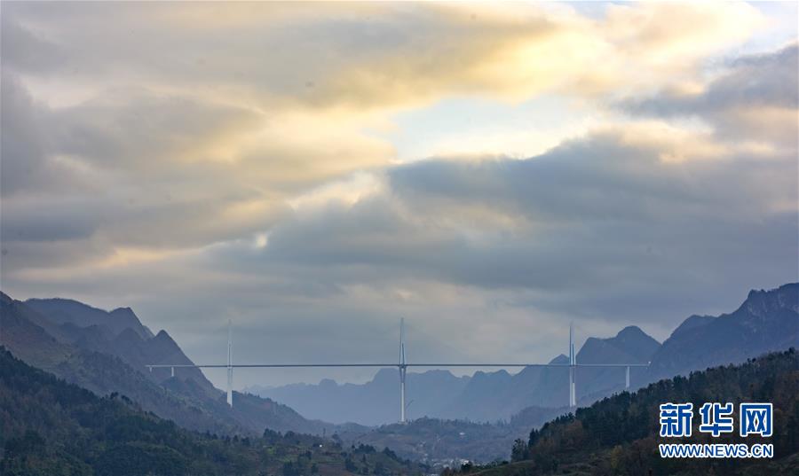峽谷に百階建てビル3棟建設(shè)に相當(dāng)、平塘特大橋が開通へ　貴州省