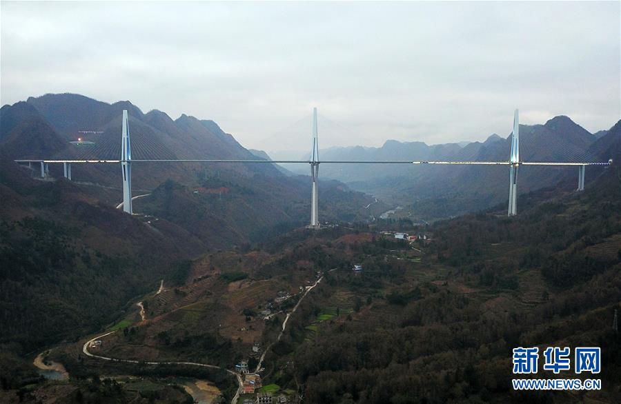 峽谷に百階建てビル3棟建設(shè)に相當(dāng)、平塘特大橋が開通へ　貴州省