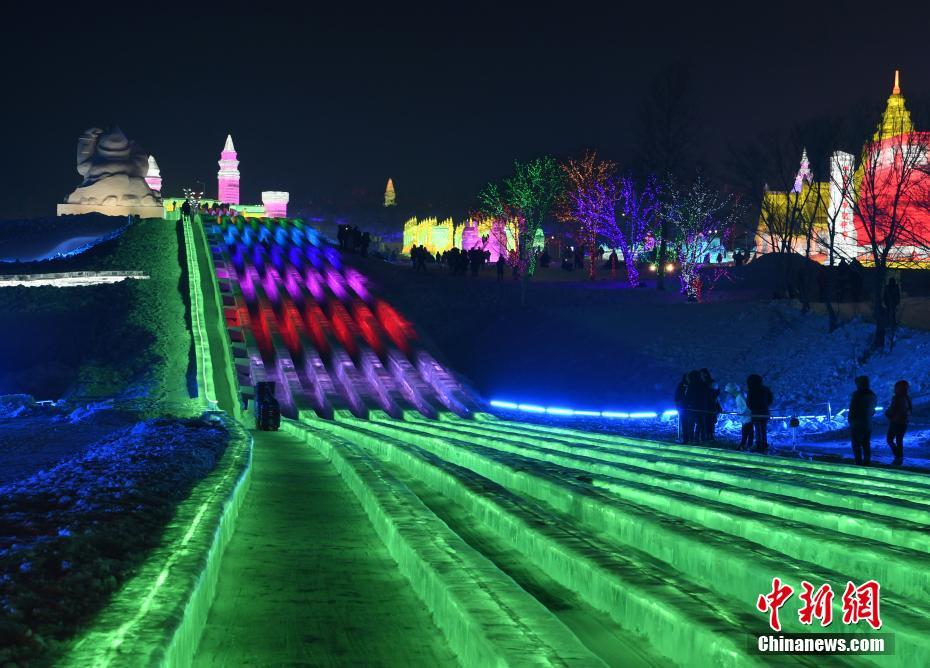 長春氷雪大世界に420メートルの氷のジャンボ滑り臺　吉林省