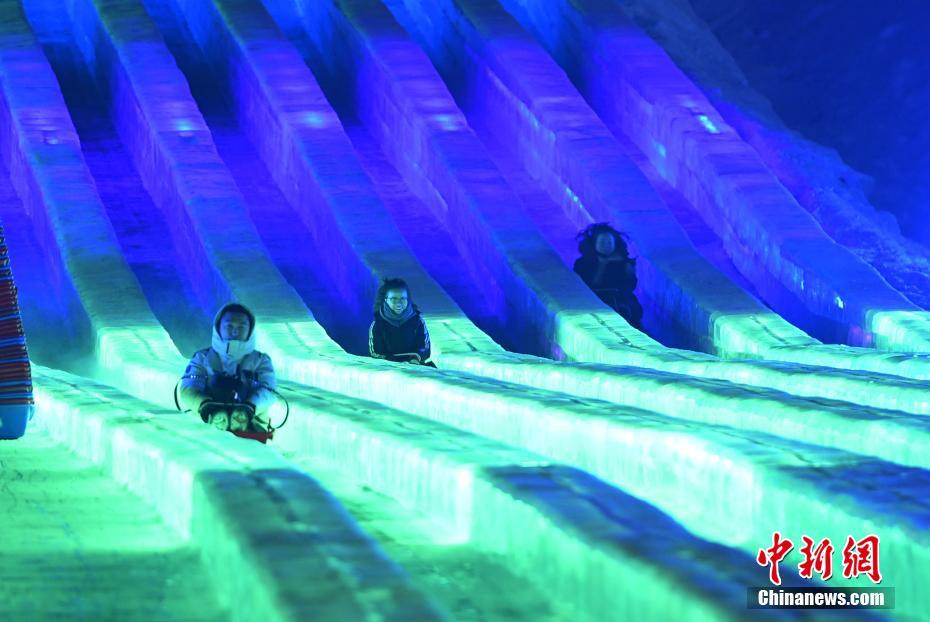 長春氷雪大世界に420メートルの氷のジャンボ滑り臺　吉林省
