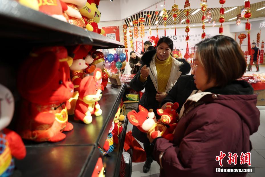 春節(jié)が近づき正月ムードが濃厚に　春聯(lián)や福の字が人気