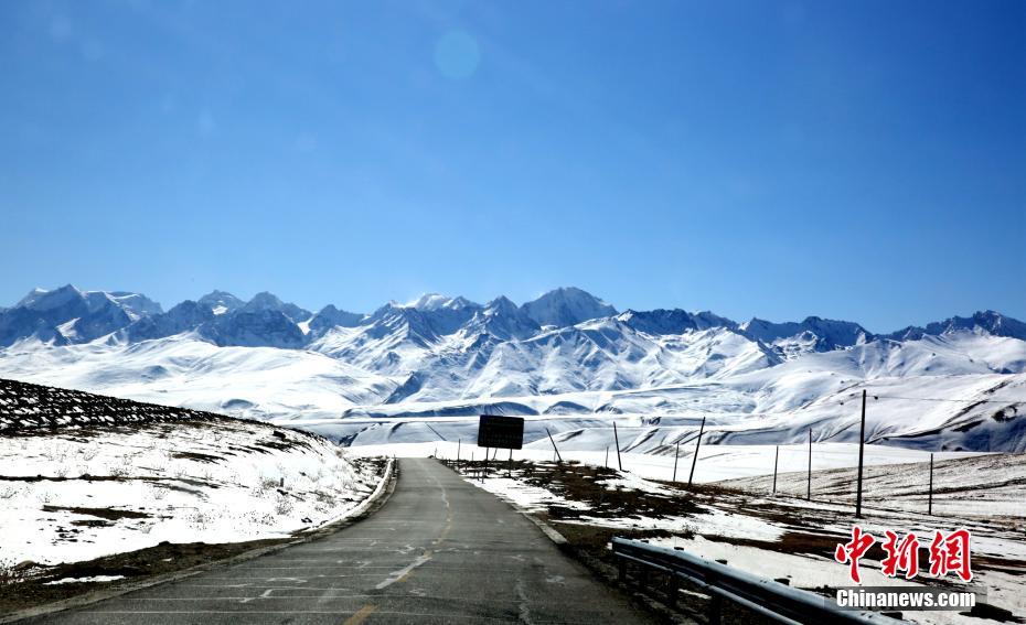 「世界の屋根の屋根」凍てつくチベット西部高原の冬景色