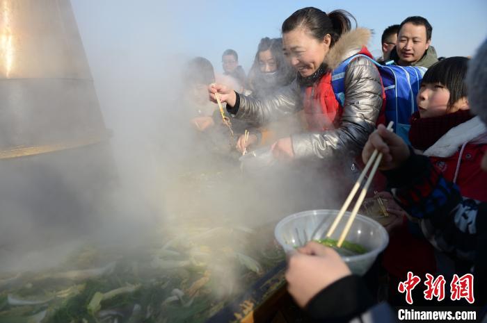 無(wú)料の「氷雪大火鍋」を楽しむフフホト市民　內(nèi)モンゴル自治區(qū)