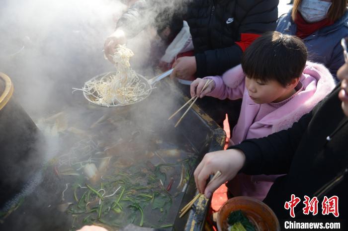 無料の「氷雪大火鍋」を楽しむフフホト市民　內(nèi)モンゴル自治區(qū)