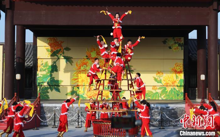 「高臺花鼓」のパフォーマンス（撮影?王中挙）。