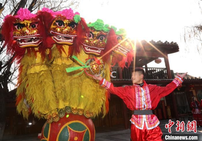 「清明上河園」で新年を祝う伝統(tǒng)的な民俗蕓能イベント開催　河南省