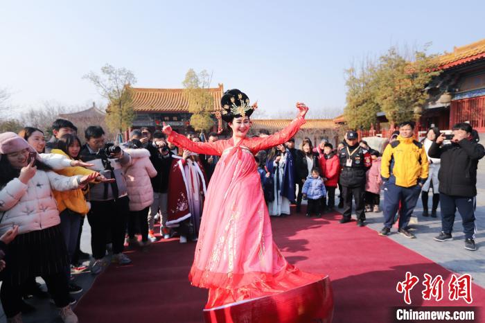 「清明上河園」で新年を祝う伝統(tǒng)的な民俗蕓能イベント開催　河南省