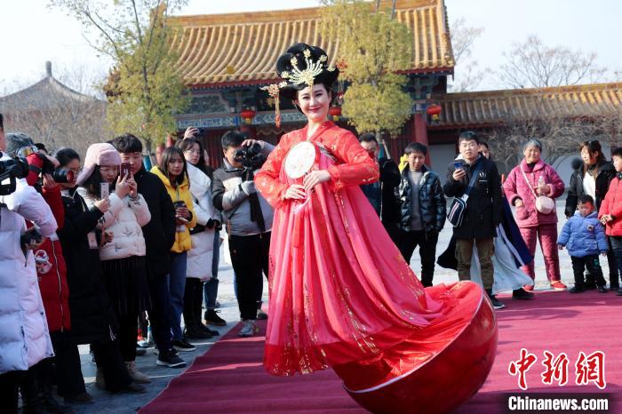 「清明上河園」で新年を祝う伝統(tǒng)的な民俗蕓能イベント開催　河南省