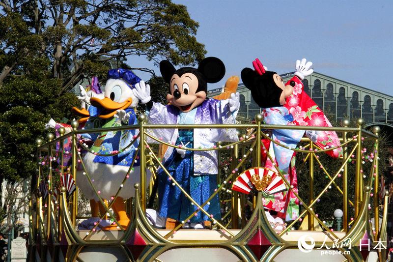 東京ディズニーランドで和服姿で國內(nèi)外から來たゲストを迎え、お正月を祝うディズニーの仲間たち（撮影?李沐航）。