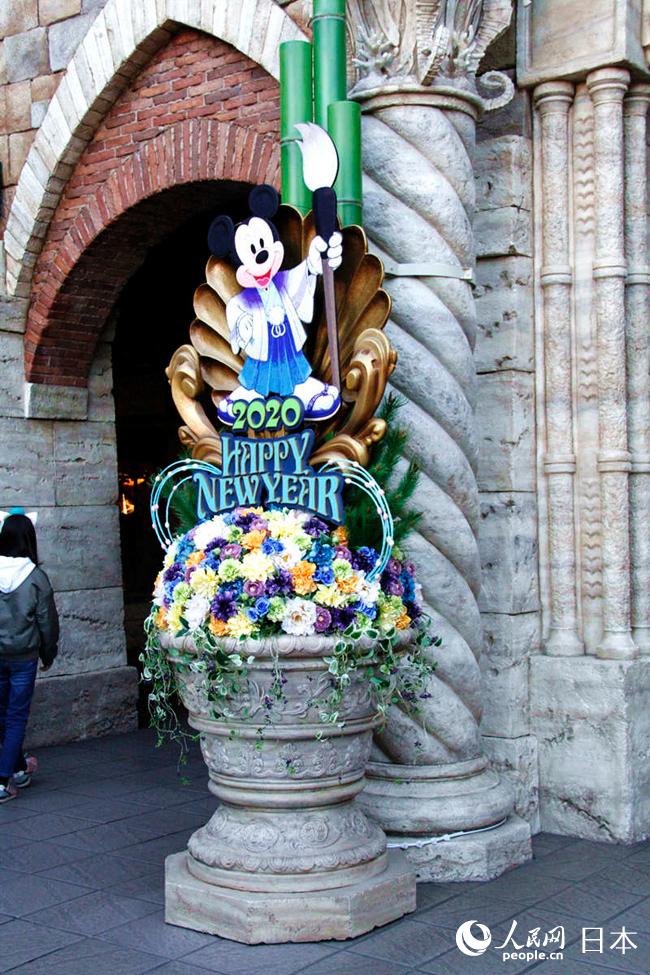 ミッキーマウスらディズニーキャラが和服でお正月祝う　東京ディズニーリゾート