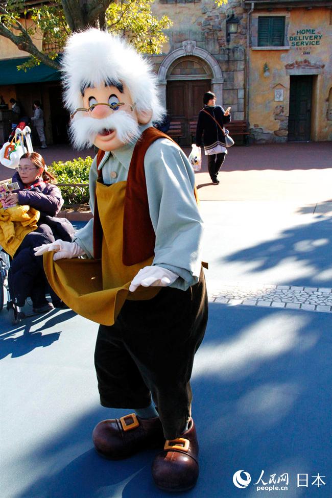 ミッキーマウスらディズニーキャラが和服でお正月祝う　東京ディズニーリゾート