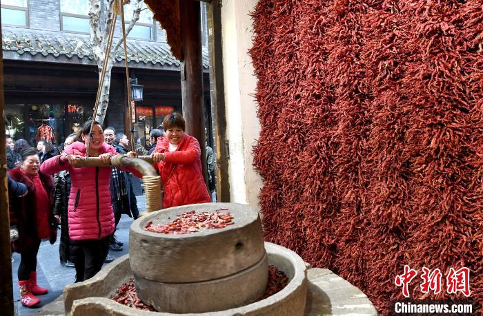 観光客で賑わう元日の錦里と寛窄巷子　四川省成都市