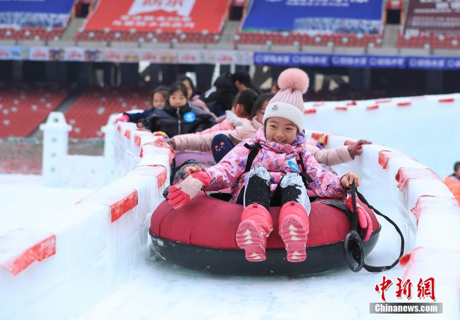 アイススライダーを楽しむ生徒たち（撮影?賈天勇）。