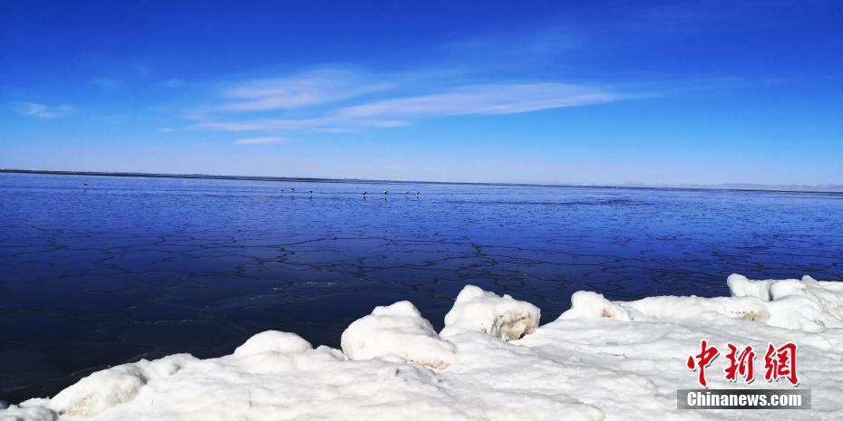 結(jié)氷期迎え、青く凍りついた青海湖　青海省