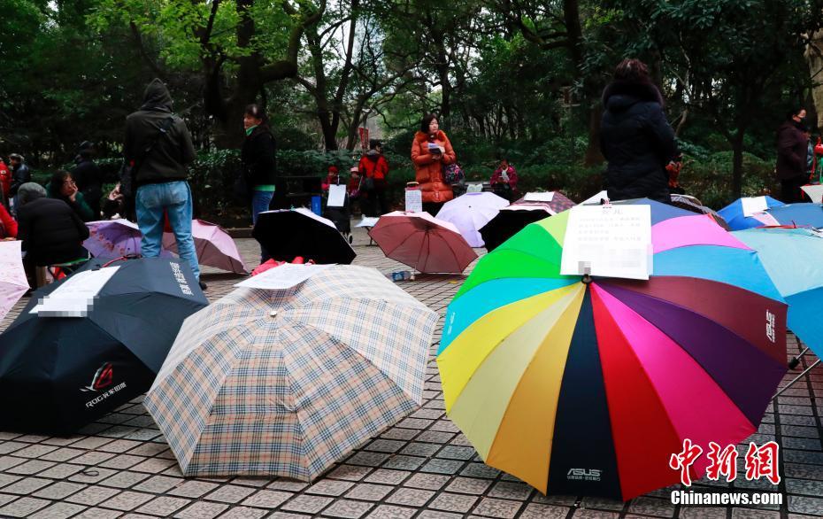 麗しき親の愛！名所になった上海人民公園の「お見合いコーナー」