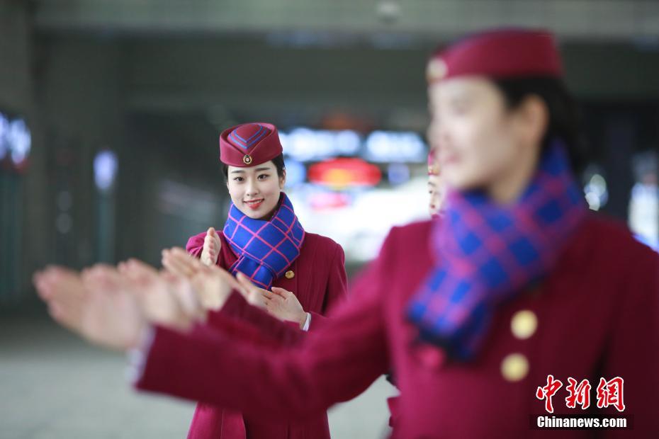 重慶高速鉄道乗務(wù)員たちのマナー研修　「春運」に備え厳しい訓(xùn)練