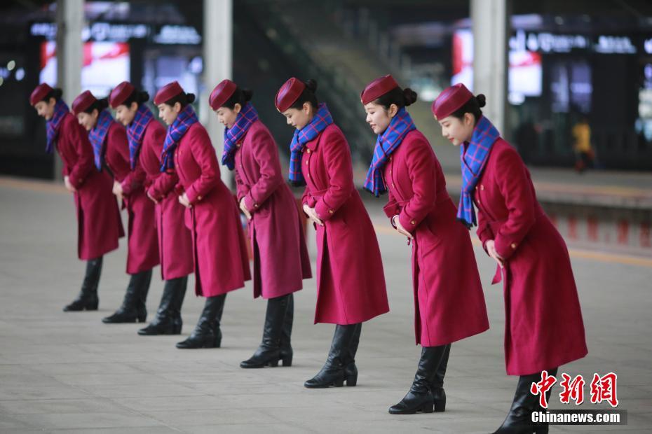 重慶高速鉄道乗務(wù)員たちのマナー研修　「春運」に備え厳しい訓(xùn)練