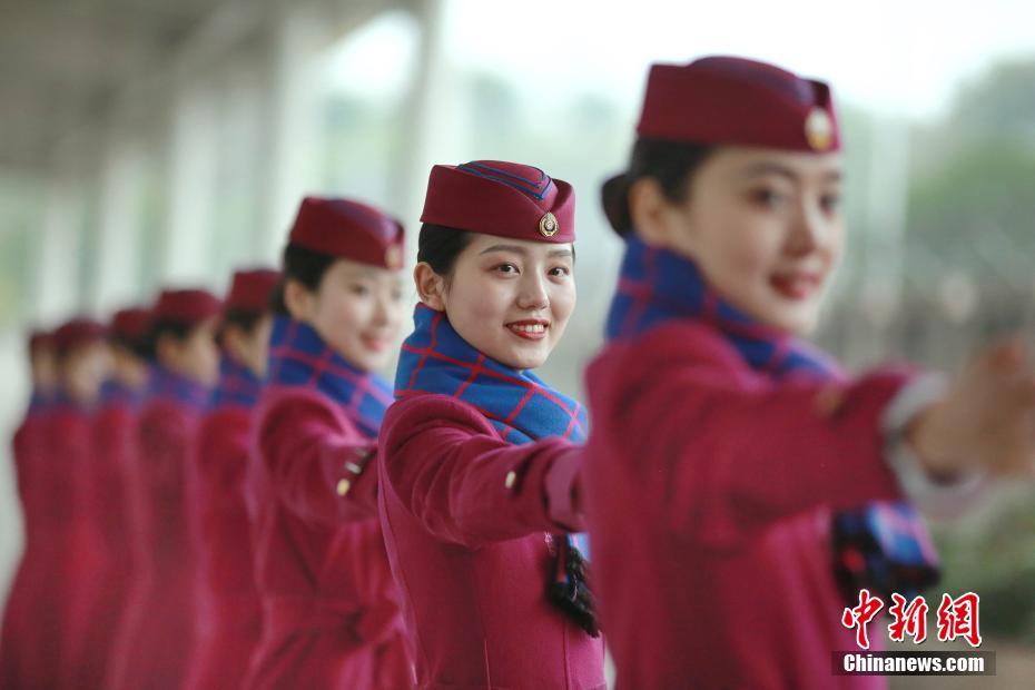 重慶高速鉄道乗務(wù)員たちのマナー研修　「春運」に備え厳しい訓練