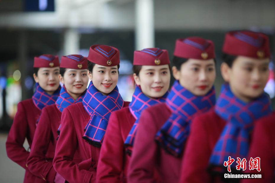 重慶高速鉄道乗務(wù)員たちのマナー研修　「春運」に備え厳しい訓(xùn)練