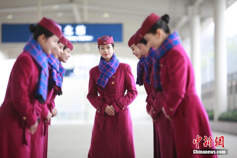 重慶高速鉄道乗務(wù)員たちのマナー研修　「春運(yùn)」に備え厳しい訓(xùn)練