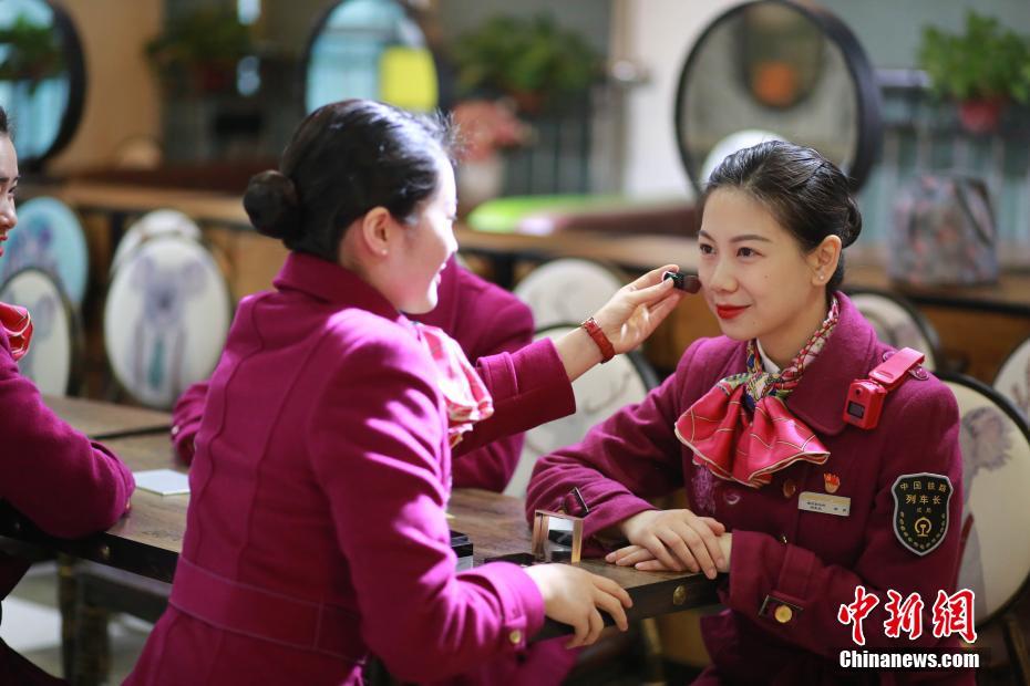 重慶高速鉄道乗務(wù)員たちのマナー研修　「春運」に備え厳しい訓(xùn)練