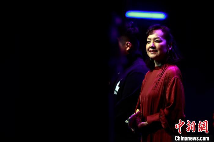 荒木由美子が上海で自身のブランド発表、往年の名曲も披露