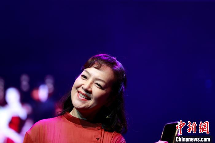 リハーサル中の「小鹿純子」こと荒木由美子（撮影?湯彥俊）。