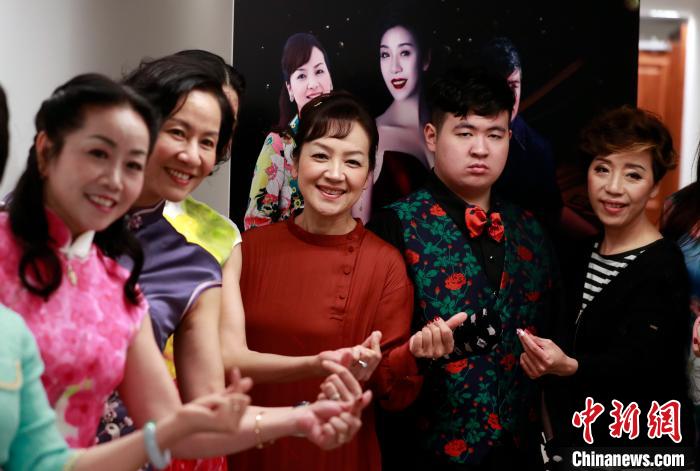 荒木由美子が上海で自身のブランド発表、往年の名曲も披露