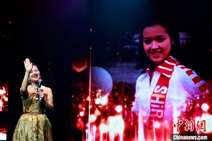 荒木由美子が上海で自身のブランド発表、往年の名曲も披露