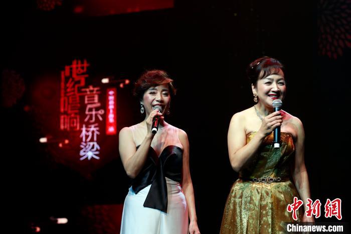 荒木由美子が上海で自身のブランド発表、往年の名曲も披露