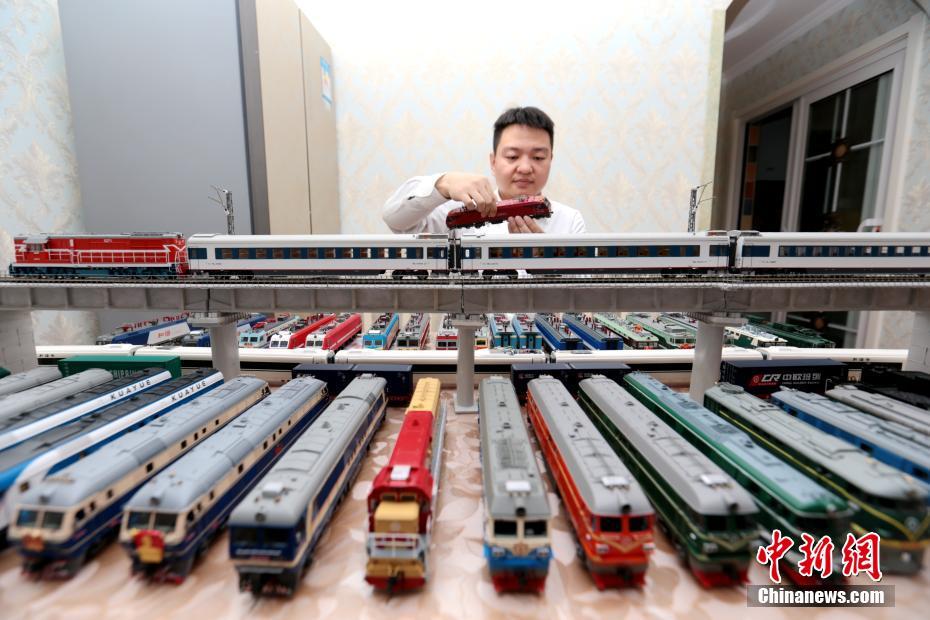 自宅で各種列車の模型を並べる侯玉林さん（撮影?張遠(yuǎn)）。