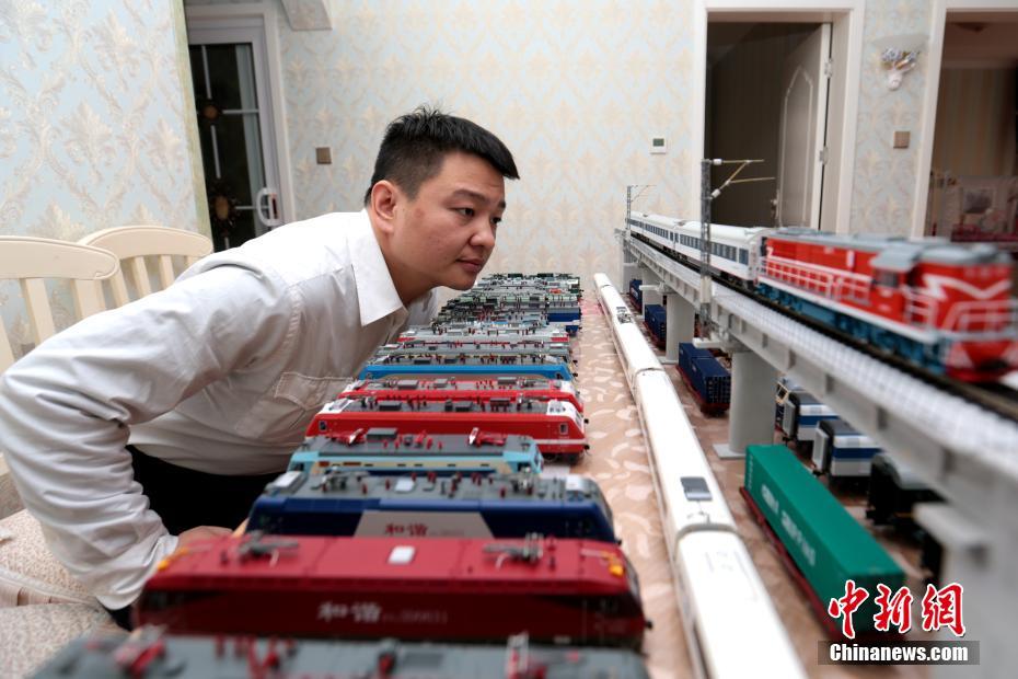 まるで「列車(chē)模型の博物館」！西安の鉄道ファンで高速鉄道運(yùn)転士の自宅