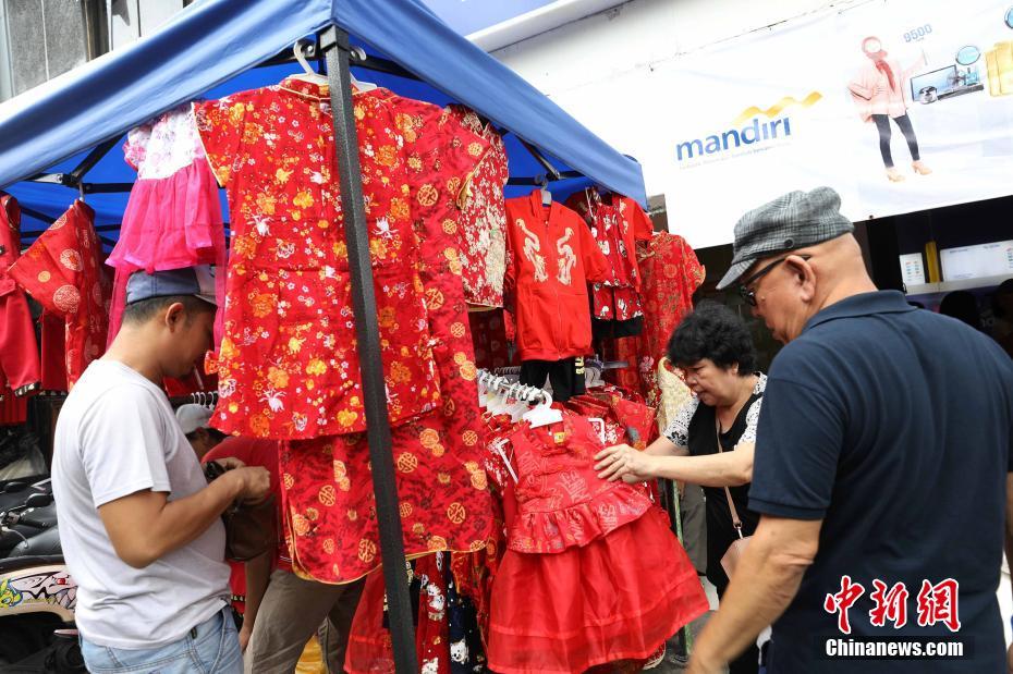1月6日、中華街で中國(guó)の伝統(tǒng)衣裝を選ぶ男女（撮影?林永伝）。