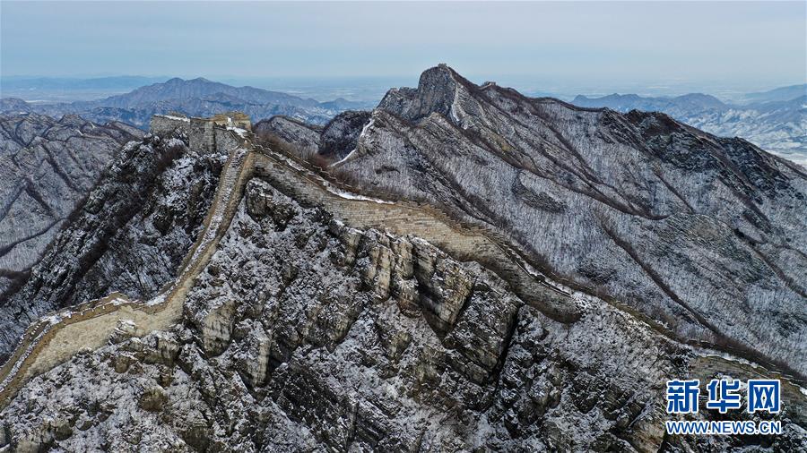 萬(wàn)里の長(zhǎng)城が雪化粧、竜が舞うような壯大な景色に　北京