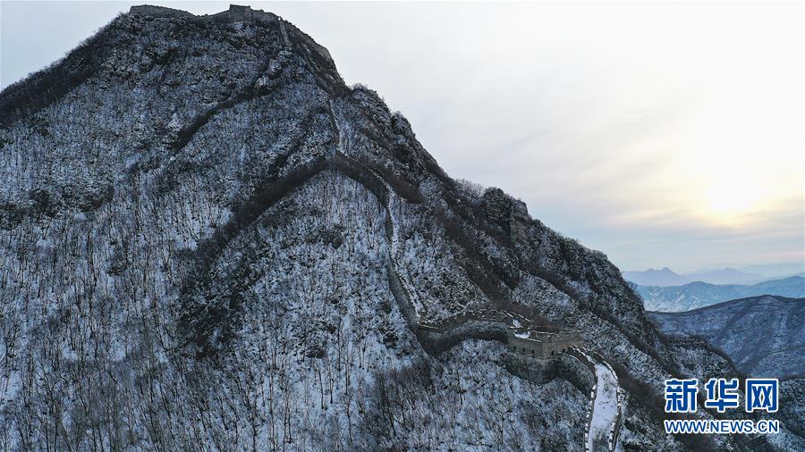 萬(wàn)里の長(zhǎng)城が雪化粧、竜が舞うような壯大な景色に　北京