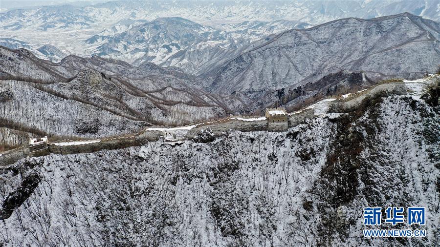 萬里の長城が雪化粧、竜が舞うような壯大な景色に　北京