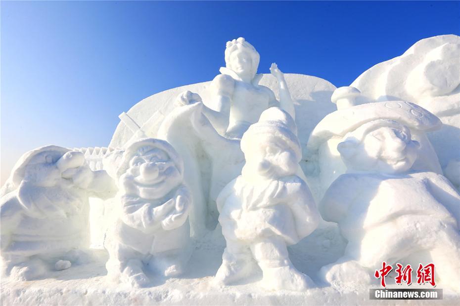 新疆?ボステン湖の湖畔に約50基の氷と雪の彫刻