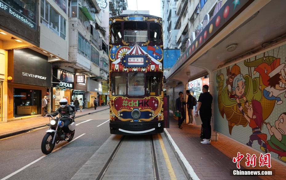 トラムの富明街駅に入ってくるアニメラッピング電車（撮影?張煒）。